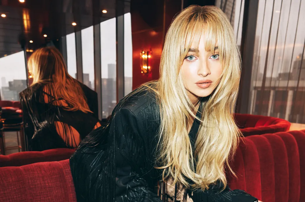 sabrina Carpenter takin pictures